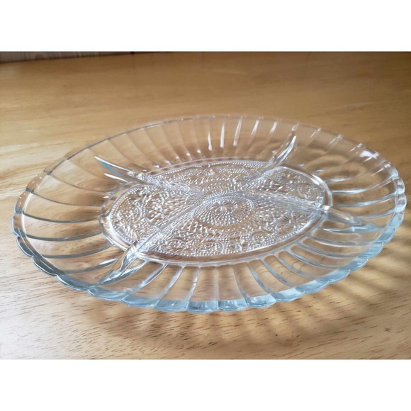Trellis by Crystal Clear 4-Part Glass Relish Tray with Original Box - Picture 2 of 4